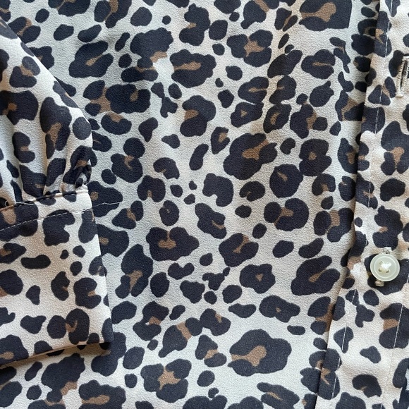 Loft women’s petite size medium leopard print blouse. - Picture 4 of 4